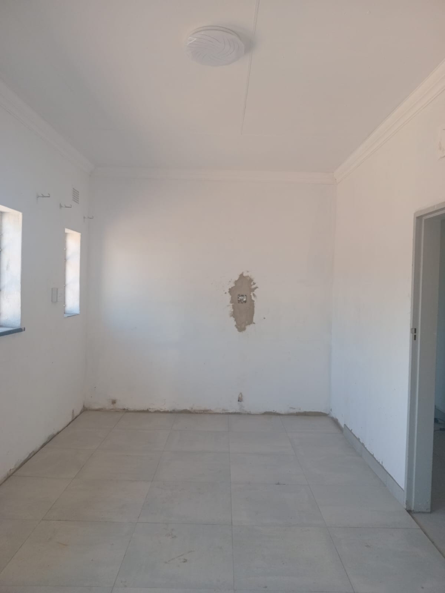 5 Bedroom Property for Sale in Clayville Gauteng