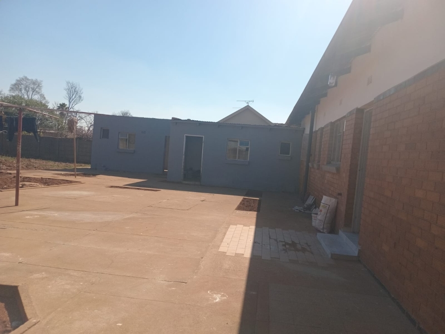 5 Bedroom Property for Sale in Clayville Gauteng
