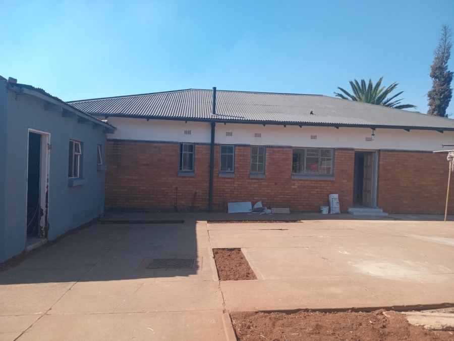 5 Bedroom Property for Sale in Clayville Gauteng