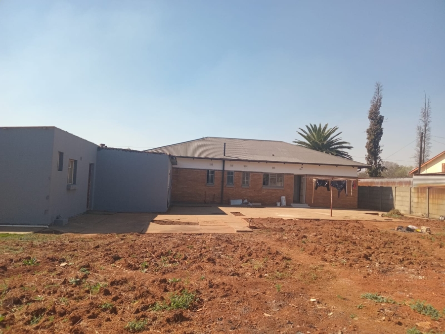 5 Bedroom Property for Sale in Clayville Gauteng