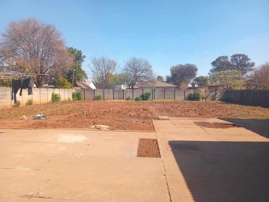 5 Bedroom Property for Sale in Clayville Gauteng