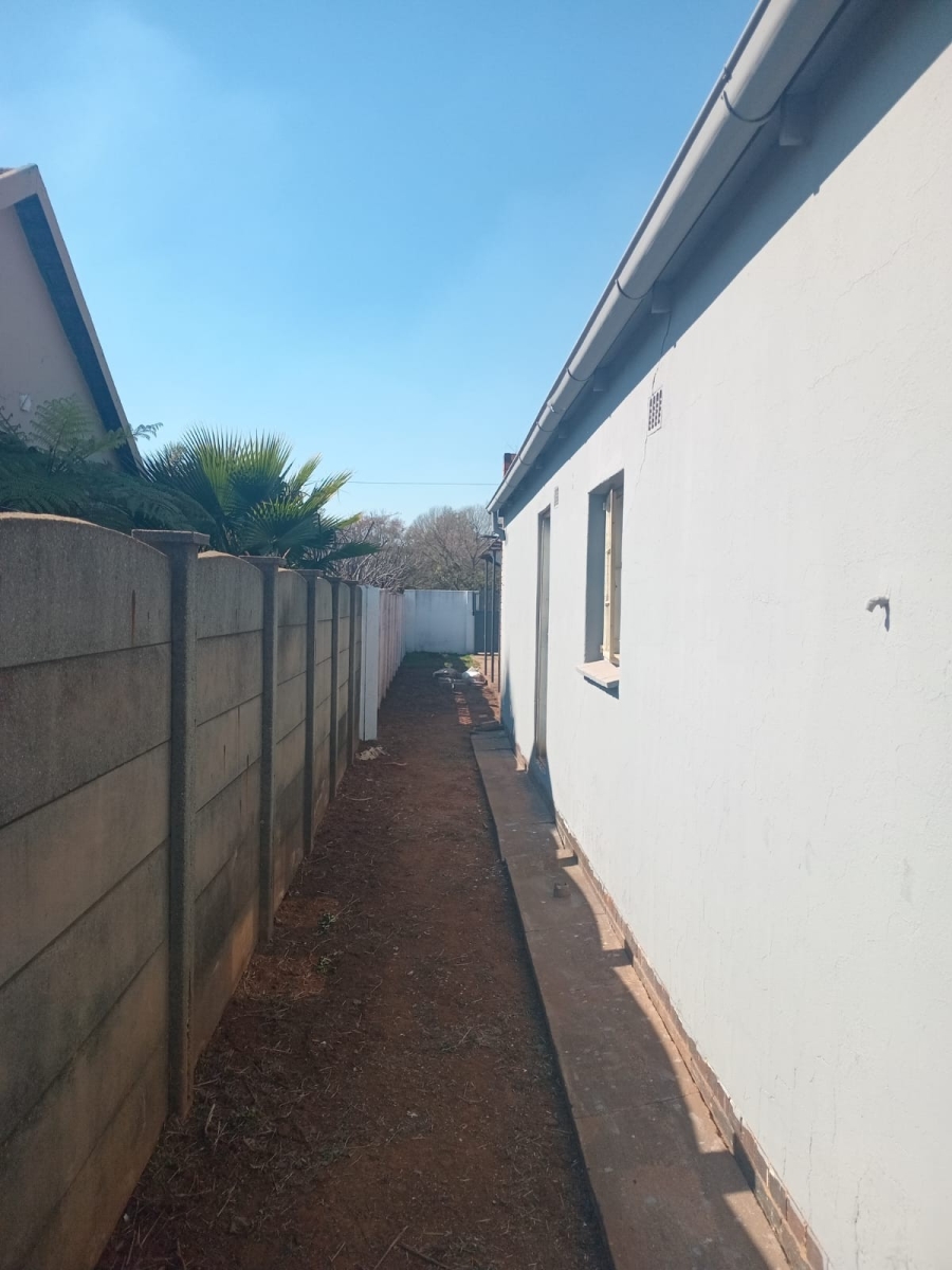 5 Bedroom Property for Sale in Clayville Gauteng