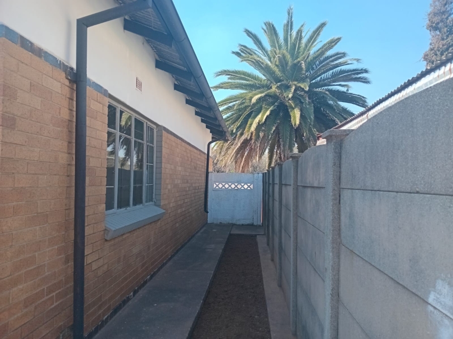 5 Bedroom Property for Sale in Clayville Gauteng