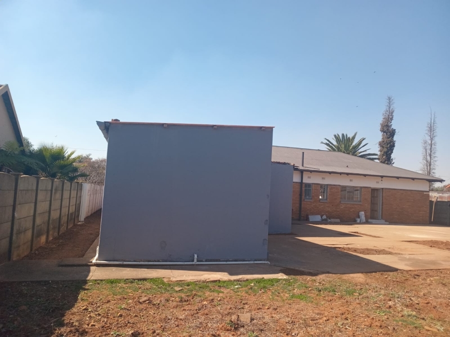 5 Bedroom Property for Sale in Clayville Gauteng