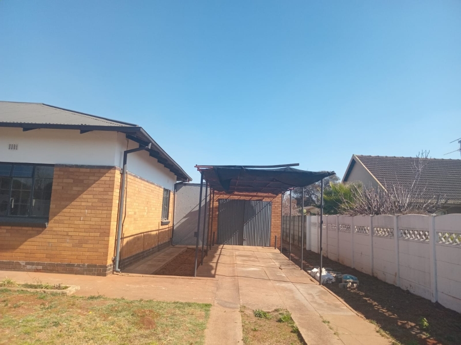 5 Bedroom Property for Sale in Clayville Gauteng