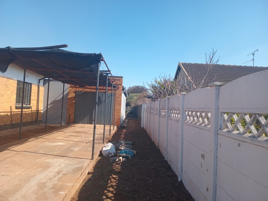 5 Bedroom Property for Sale in Clayville Gauteng