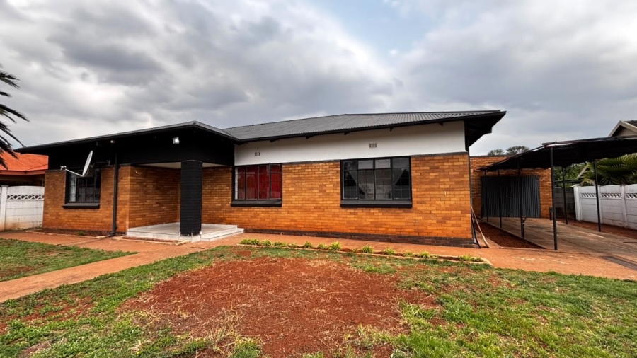 5 Bedroom Property for Sale in Clayville Gauteng