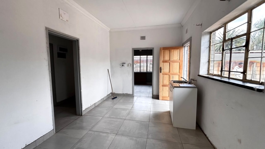 5 Bedroom Property for Sale in Clayville Gauteng
