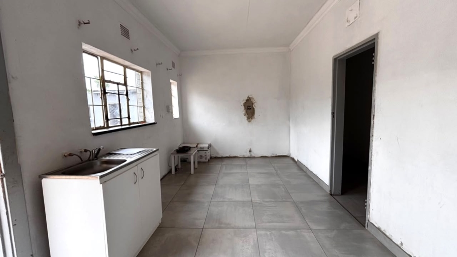 5 Bedroom Property for Sale in Clayville Gauteng