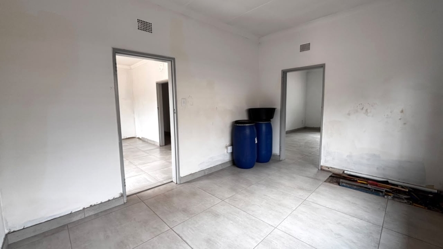 5 Bedroom Property for Sale in Clayville Gauteng
