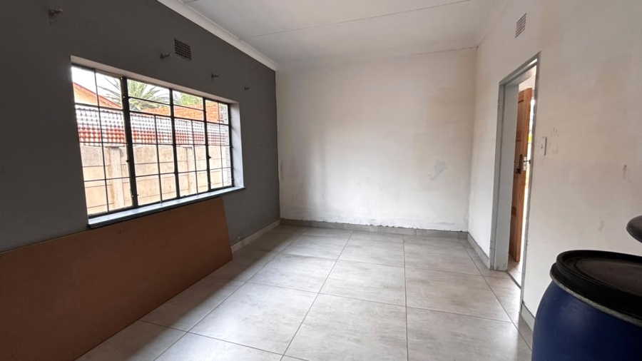 5 Bedroom Property for Sale in Clayville Gauteng