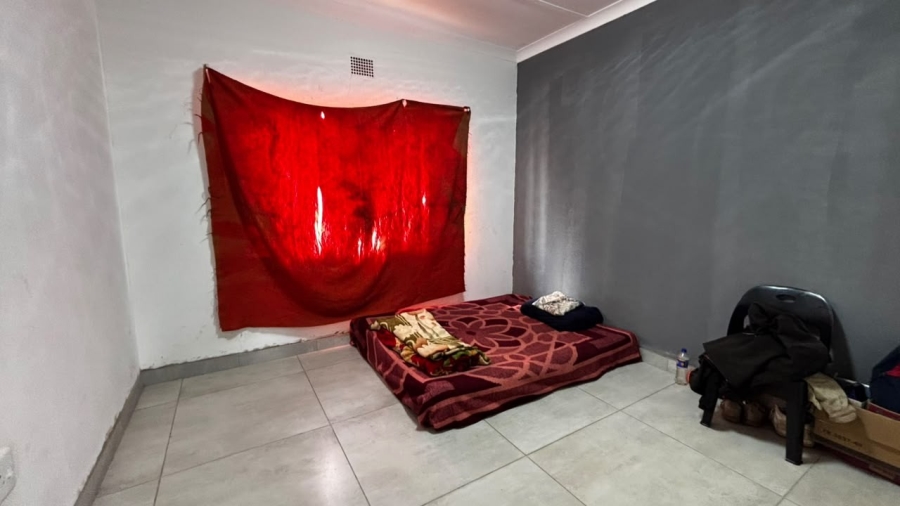 5 Bedroom Property for Sale in Clayville Gauteng