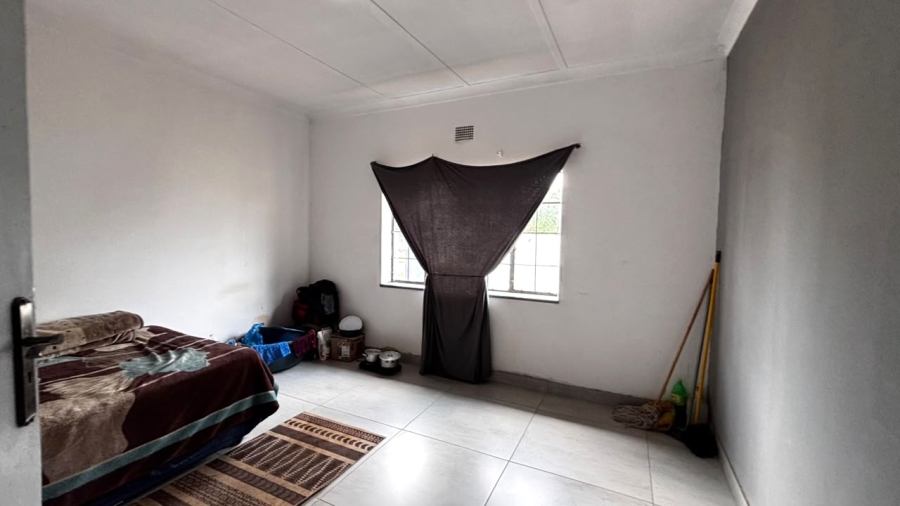 5 Bedroom Property for Sale in Clayville Gauteng