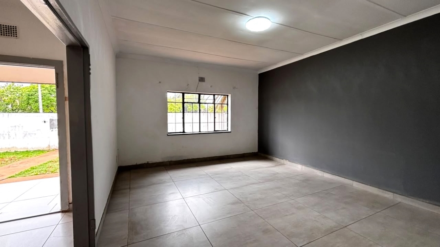 5 Bedroom Property for Sale in Clayville Gauteng
