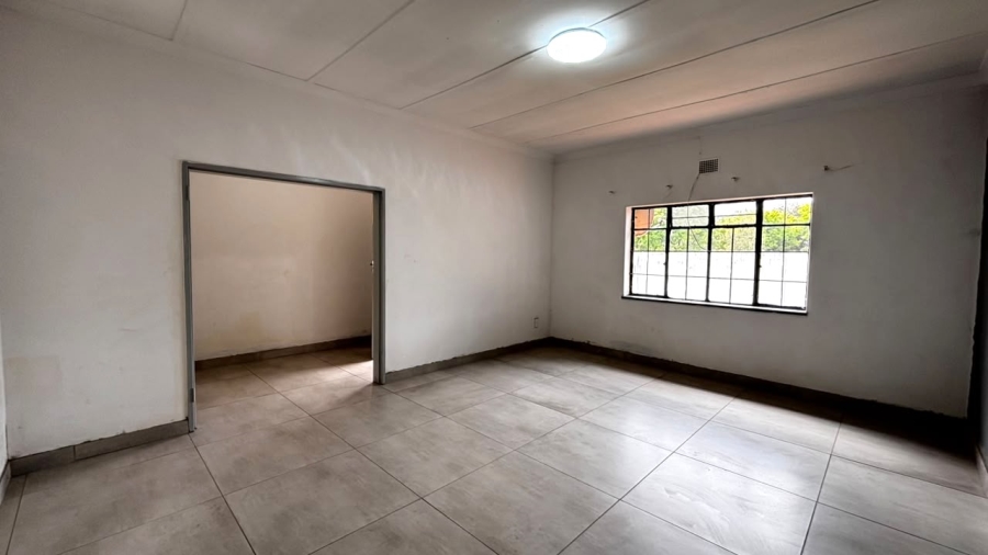 5 Bedroom Property for Sale in Clayville Gauteng