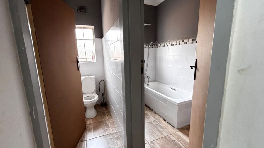 5 Bedroom Property for Sale in Clayville Gauteng