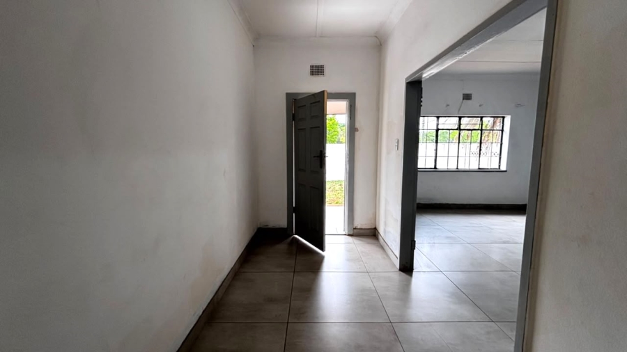 5 Bedroom Property for Sale in Clayville Gauteng