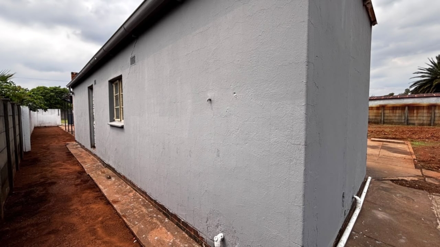 5 Bedroom Property for Sale in Clayville Gauteng