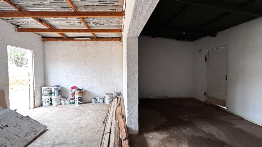 5 Bedroom Property for Sale in Clayville Gauteng