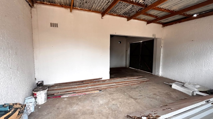 5 Bedroom Property for Sale in Clayville Gauteng