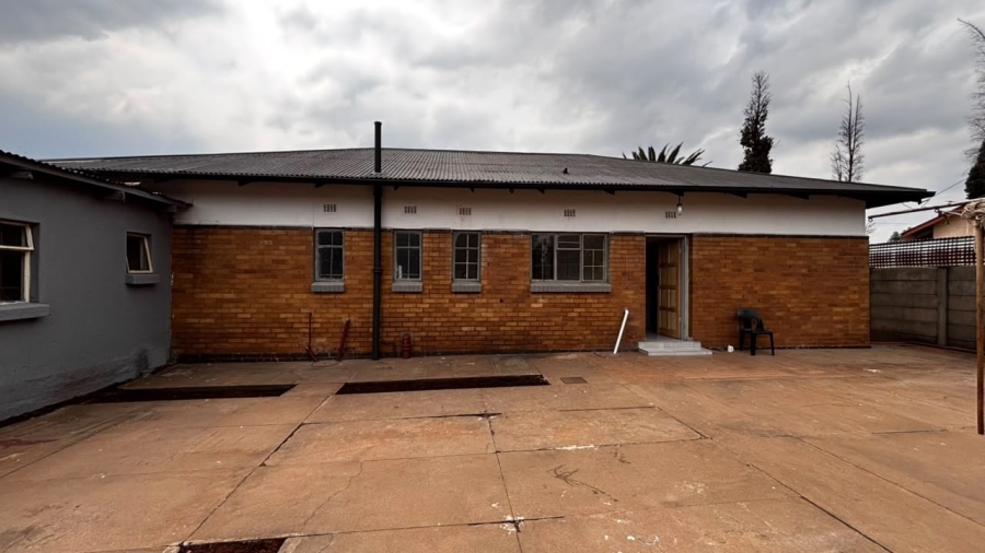 5 Bedroom Property for Sale in Clayville Gauteng