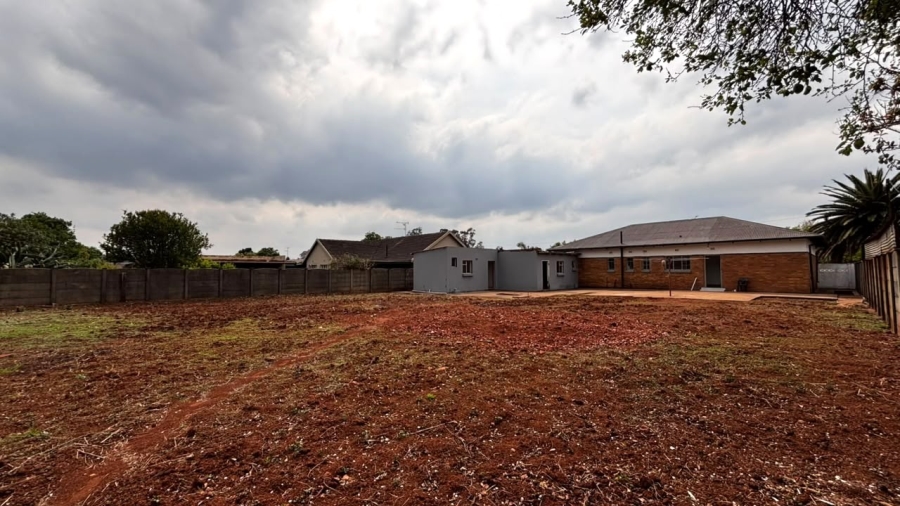 5 Bedroom Property for Sale in Clayville Gauteng