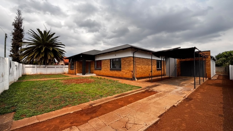 5 Bedroom Property for Sale in Clayville Gauteng
