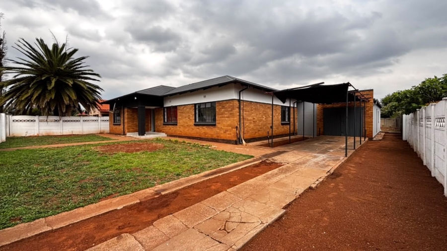 5 Bedroom Property for Sale in Clayville Gauteng