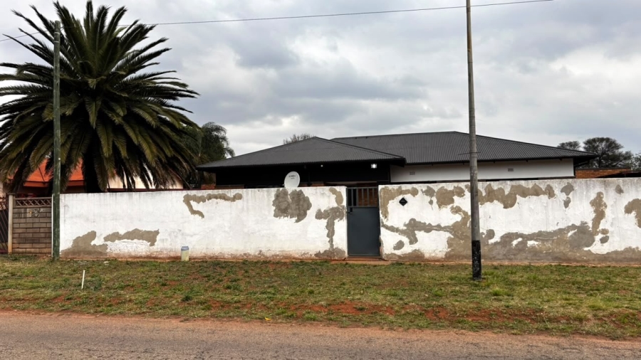 5 Bedroom Property for Sale in Clayville Gauteng