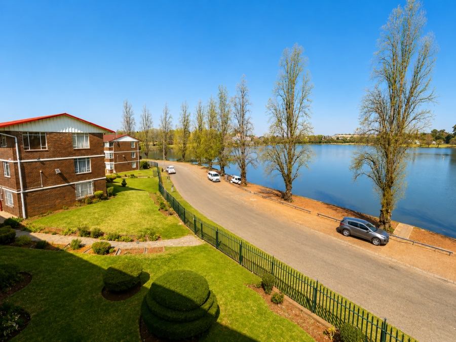 2 Bedroom Property for Sale in Florida Lake Gauteng
