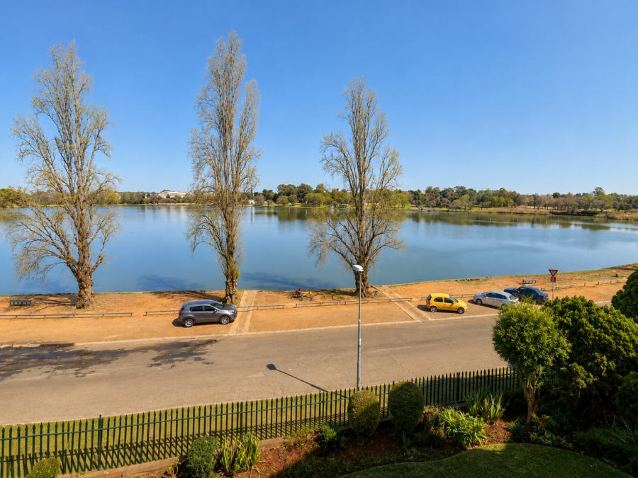 2 Bedroom Property for Sale in Florida Lake Gauteng