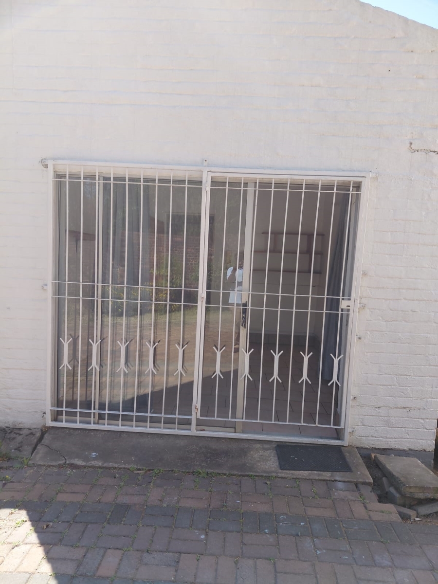 To Let 1 Bedroom Property for Rent in Glen Austin Gauteng