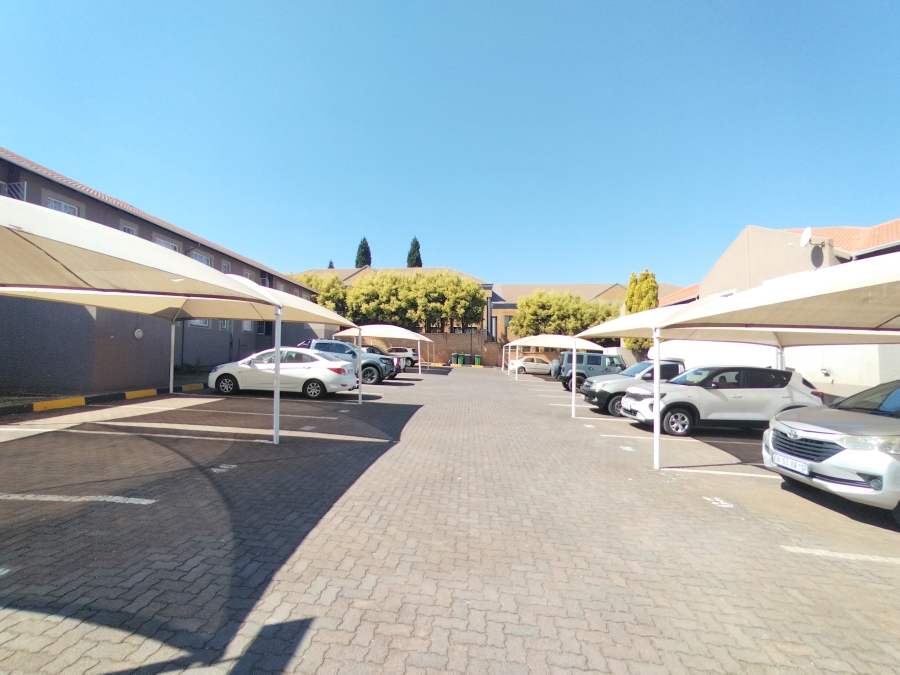 2 Bedroom Property for Sale in Die Hoewes Gauteng