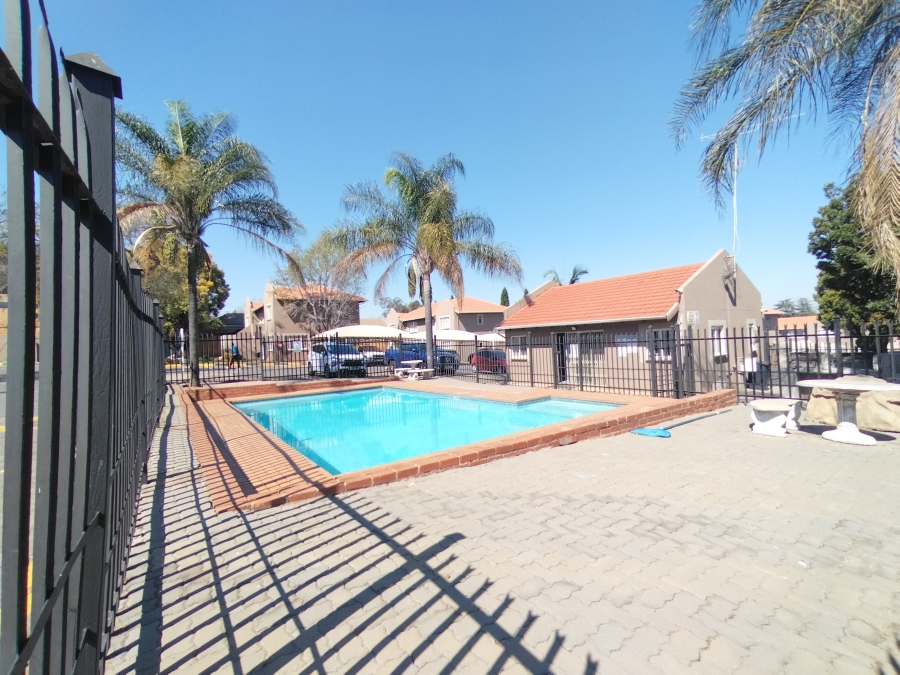 2 Bedroom Property for Sale in Die Hoewes Gauteng