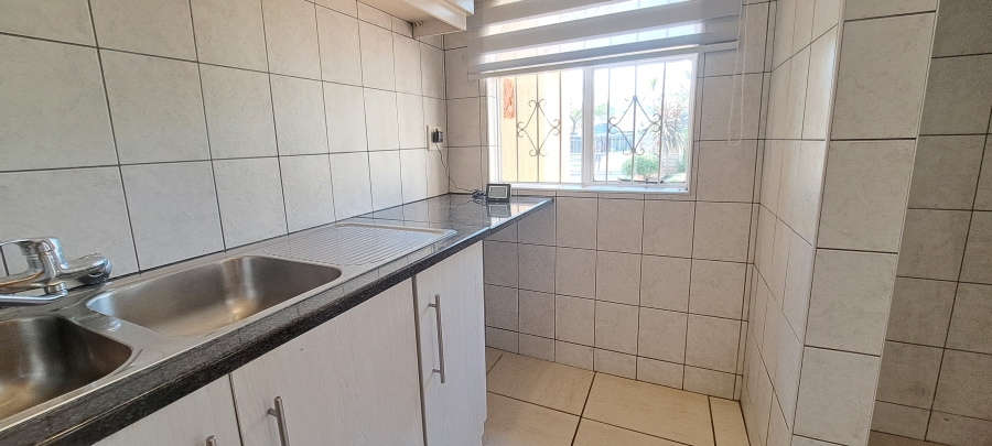 To Let 3 Bedroom Property for Rent in Roodekrans Gauteng