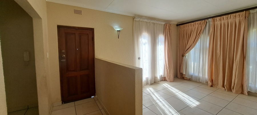 To Let 3 Bedroom Property for Rent in Roodekrans Gauteng