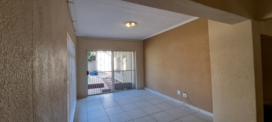 To Let 3 Bedroom Property for Rent in Roodekrans Gauteng