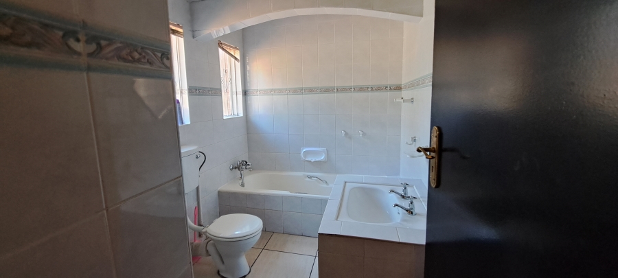 To Let 3 Bedroom Property for Rent in Roodekrans Gauteng