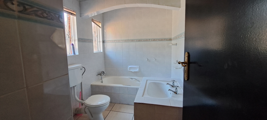 To Let 3 Bedroom Property for Rent in Roodekrans Gauteng
