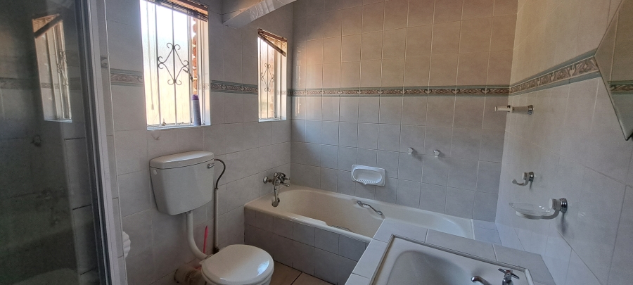 To Let 3 Bedroom Property for Rent in Roodekrans Gauteng