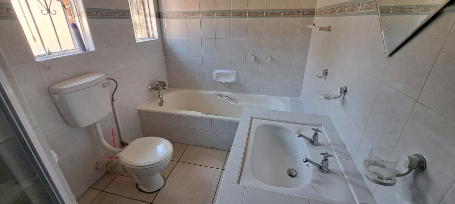 To Let 3 Bedroom Property for Rent in Roodekrans Gauteng