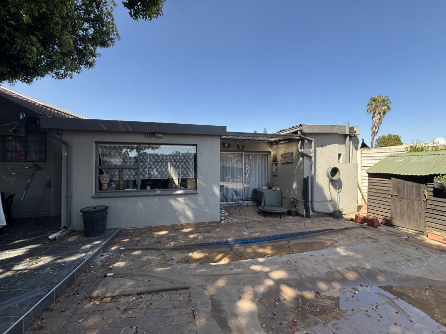 3 Bedroom Property for Sale in Farrarmere Gauteng