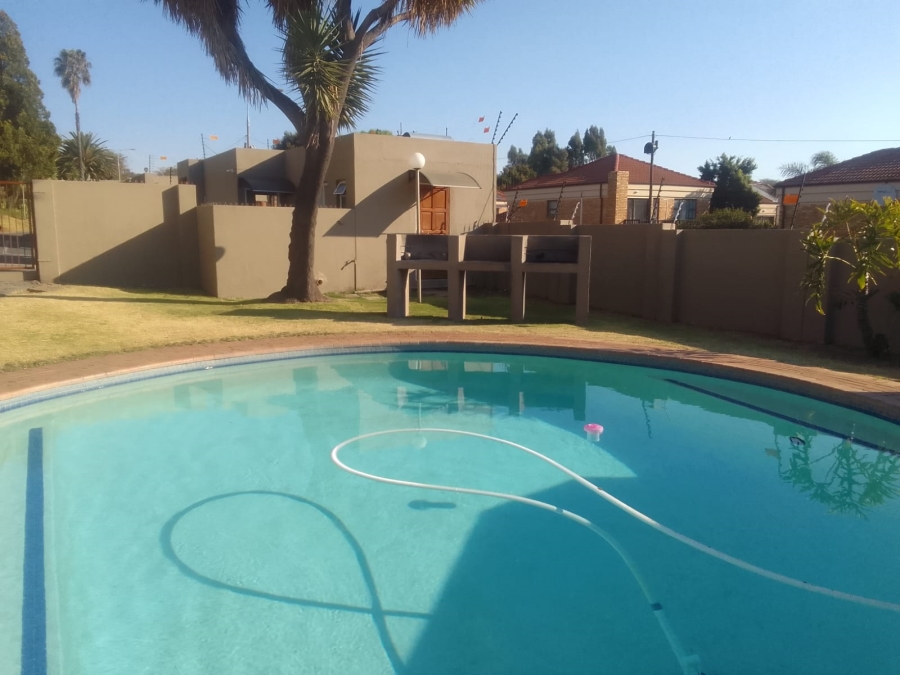 2 Bedroom Property for Sale in Roodepoort Gauteng