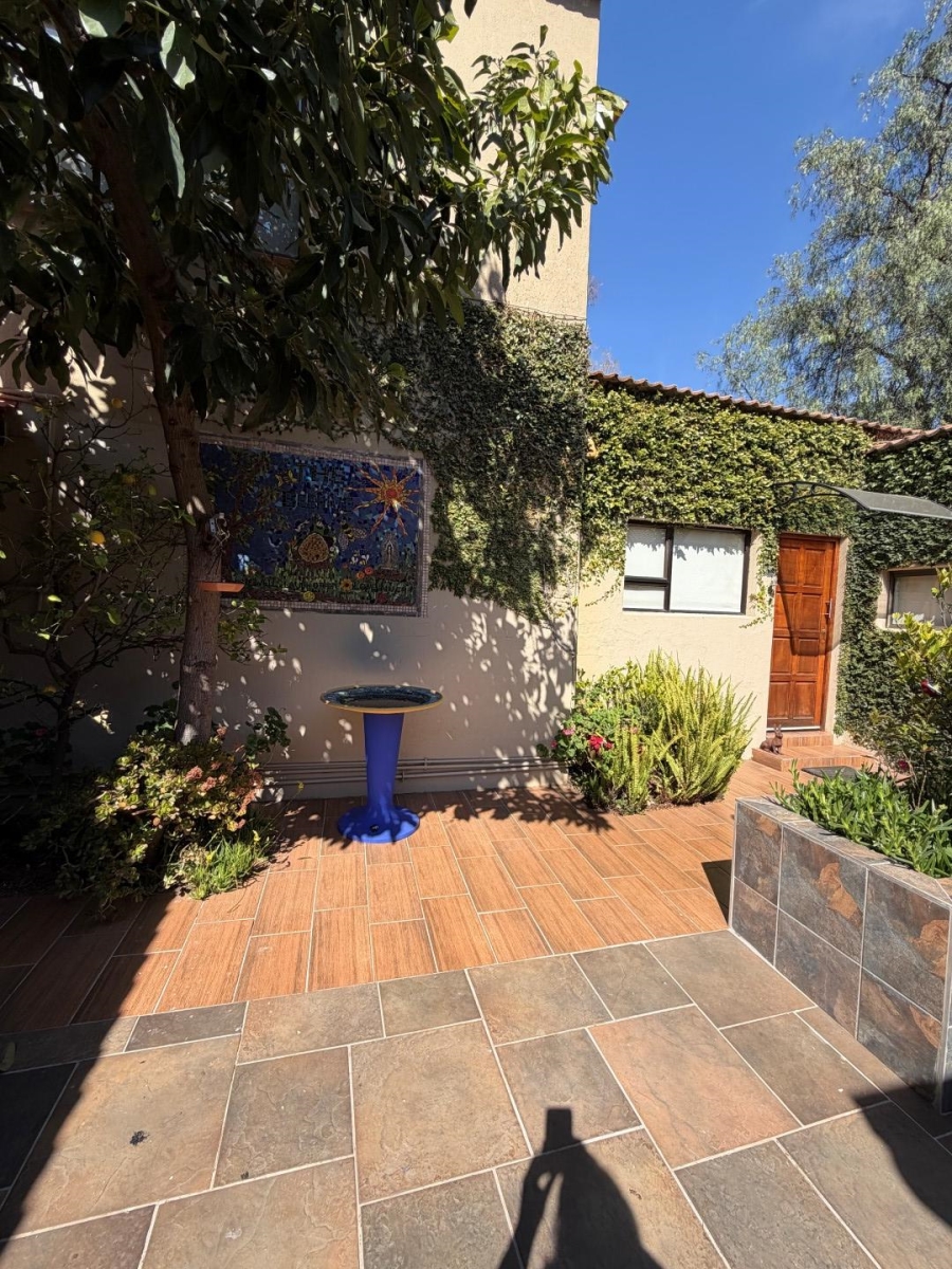 To Let 2 Bedroom Property for Rent in Saxonwold Gauteng