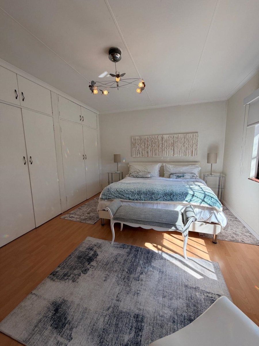 To Let 2 Bedroom Property for Rent in Saxonwold Gauteng