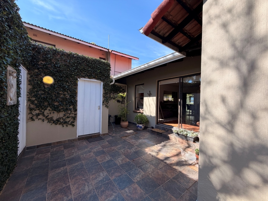 To Let 2 Bedroom Property for Rent in Saxonwold Gauteng