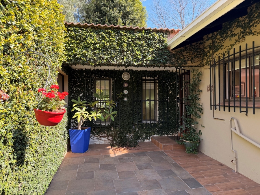 To Let 2 Bedroom Property for Rent in Saxonwold Gauteng