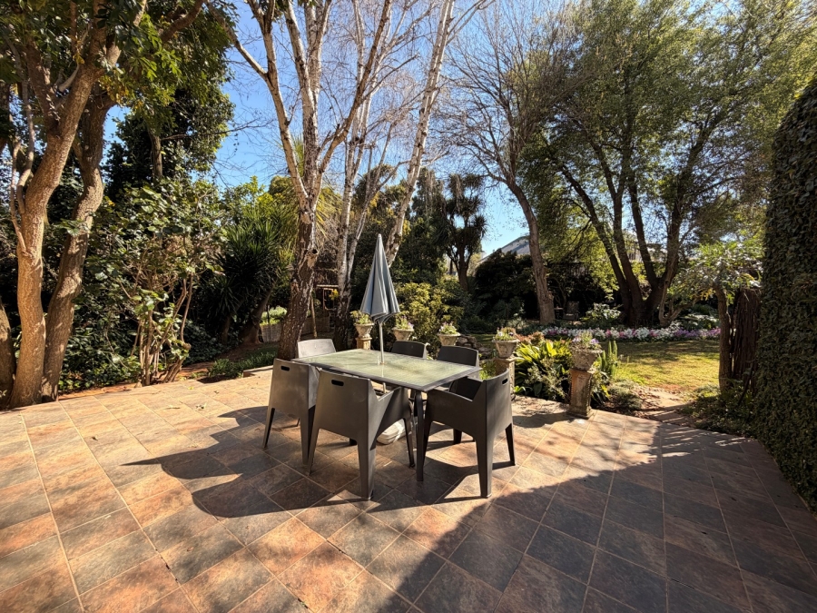 To Let 2 Bedroom Property for Rent in Saxonwold Gauteng