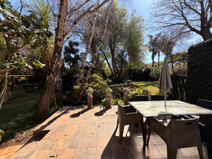 To Let 2 Bedroom Property for Rent in Saxonwold Gauteng