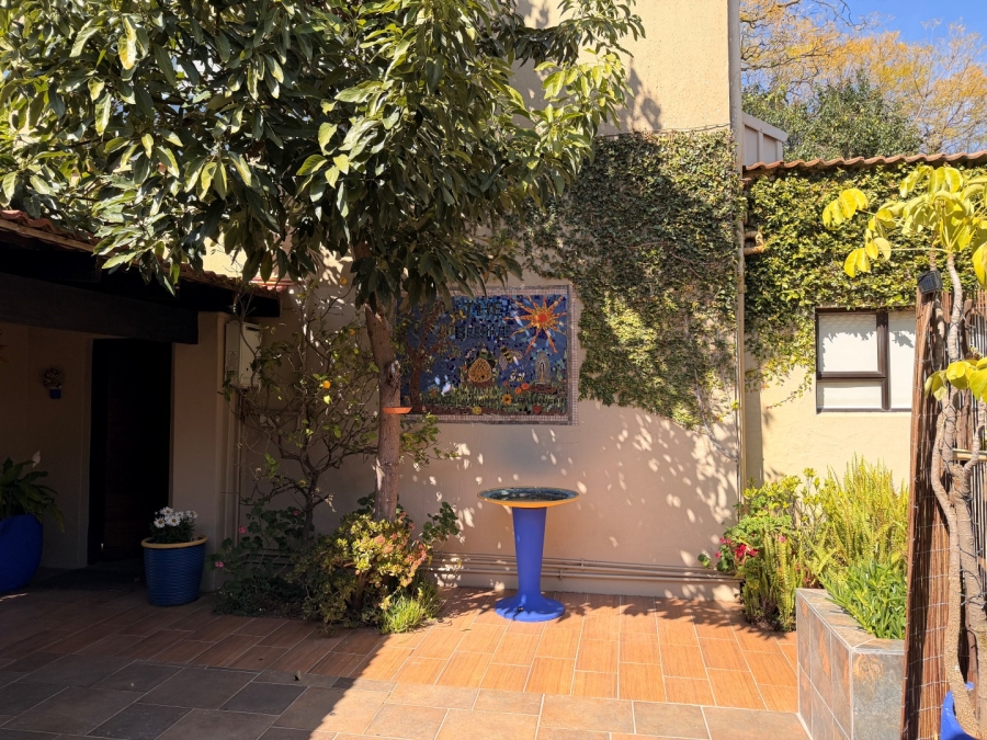 To Let 2 Bedroom Property for Rent in Saxonwold Gauteng